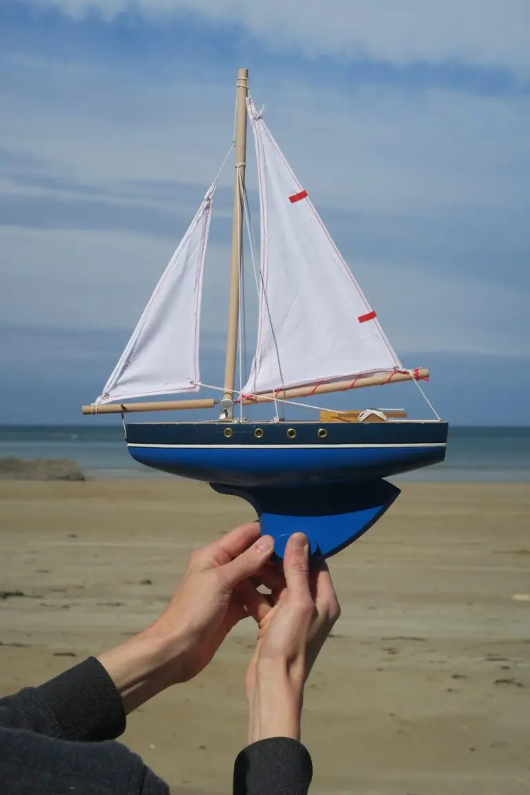 Maison Tirot Voilier Le Tirot Rouge 40cm – Bateau En Hêtre Massif, Fabriqué En France, Pour Bassin Ou Décoration