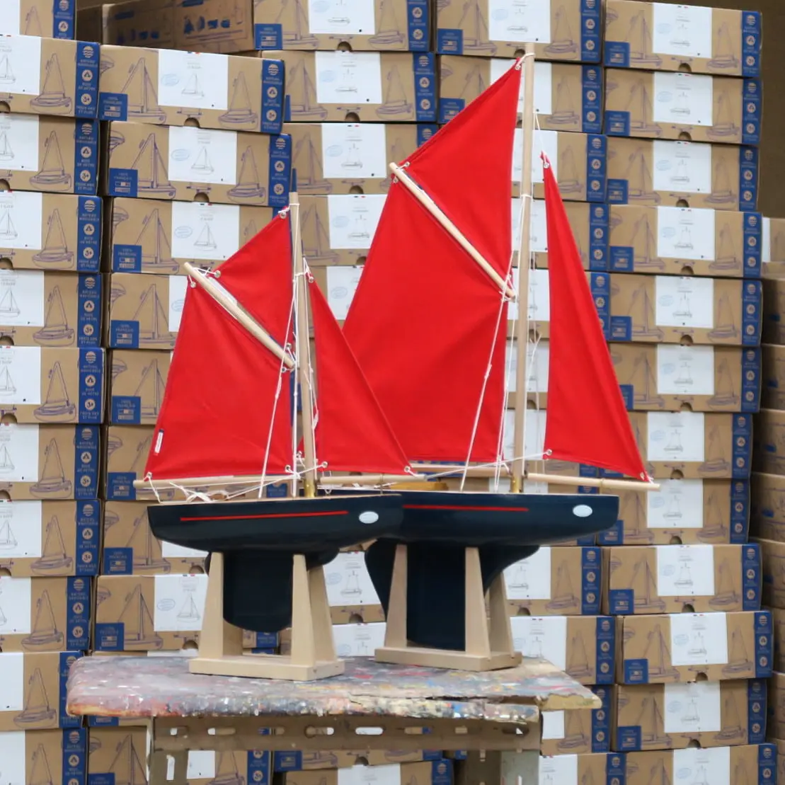 Maison Tirot Voilier Le Tirot Rouge 40cm – Bateau En Hêtre Massif, Fabriqué En France, Pour Bassin Ou Décoration