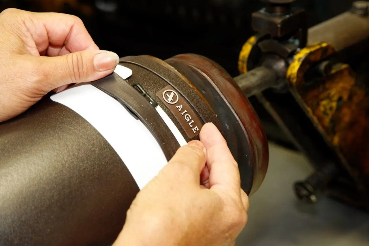 Aigle fabrication botte en caoutchouc