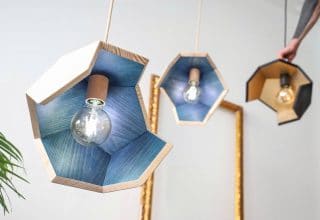 Chaque bois upcyclé est identifié et gravé sous le luminaire Chaque bois upcyclé est identifié et gravé sous le luminaire