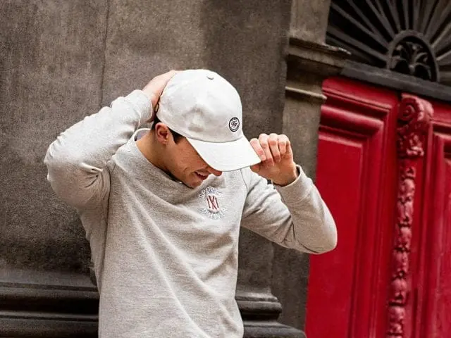 Le-vent-a-la-francaise-casquette-blanche