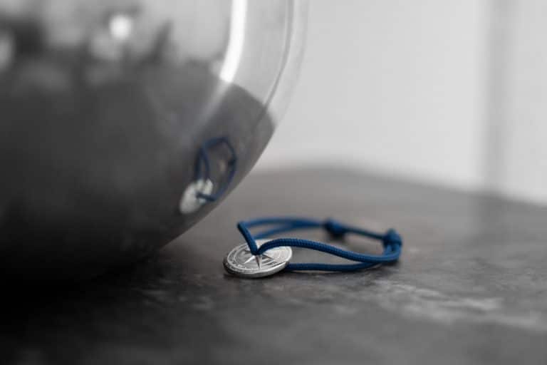 Le médaillon en argent avec une corde bleue Le Vent à la Française