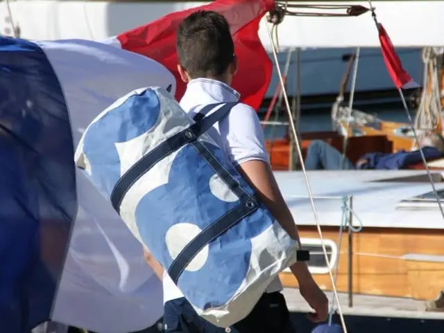 Quoi de mieux qu'un sac de plage fabriqué à partir de voiles de bateaux