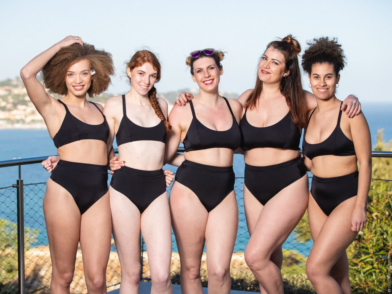Club Parfaite cinq modèles avec la brassière noire
