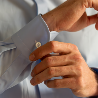 Boutonnée à la Nacre Naturelle.