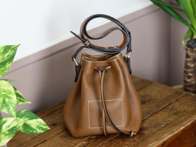 Le cuir est dans le pré sac seau