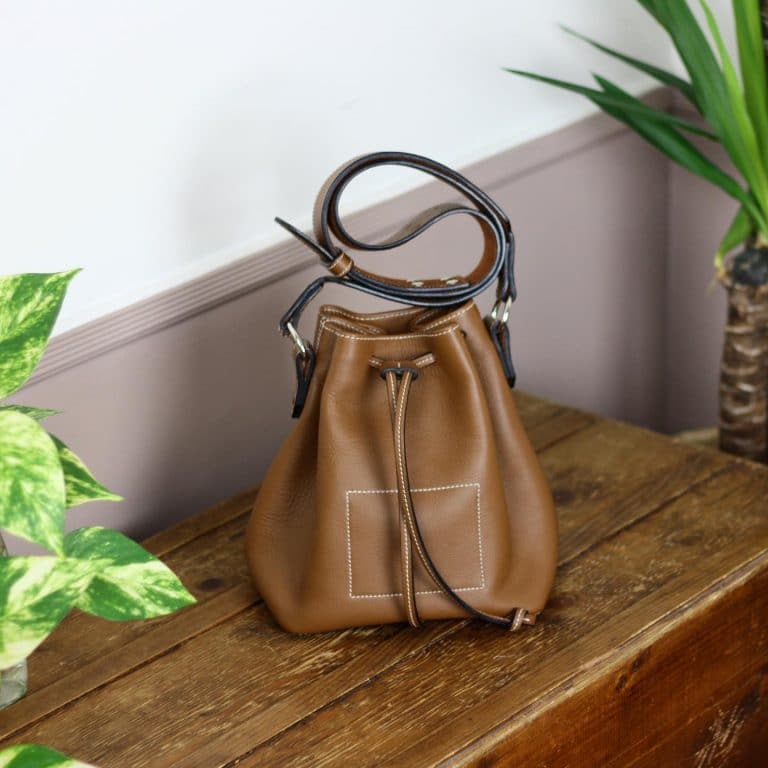 Le cuir est dans le pré sac seau