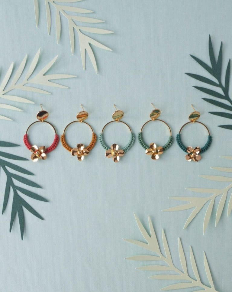 Mouton reveur boucles avec fleurs mises en avant