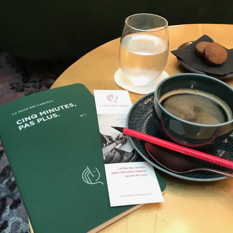 La fille des carnets cinq minutes pas plus café