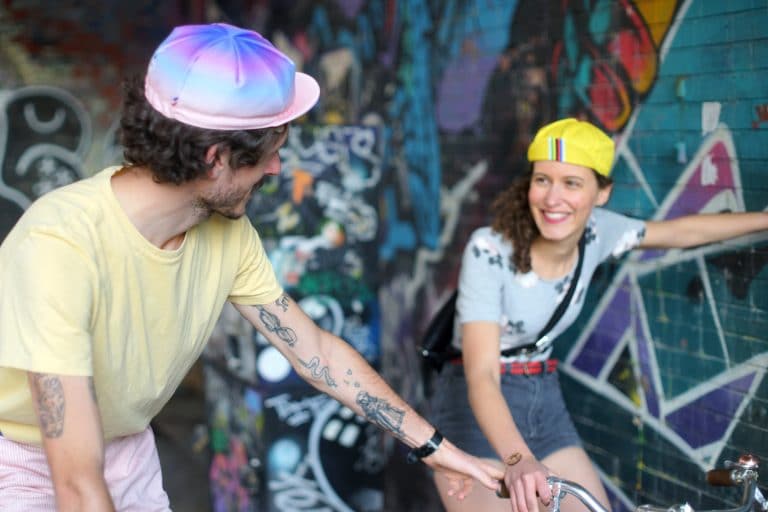 Vera Cycling couple à vélo image principale