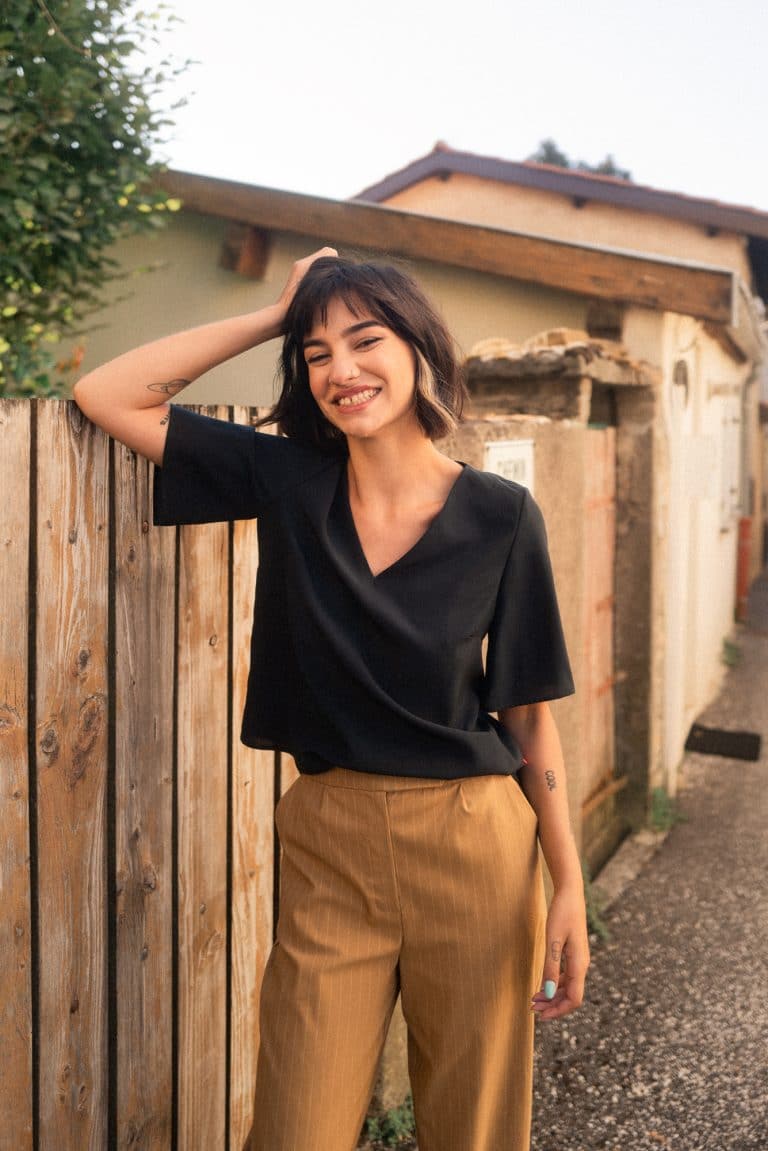 Maison-Alfa-blouse-noir-pantalon-camel