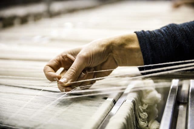 Tissage de laine mérinos Brun de Vian Tiran