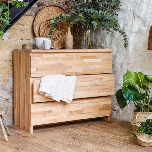 Kipli-Commode-bois-massif-avec-linge-et-plantes