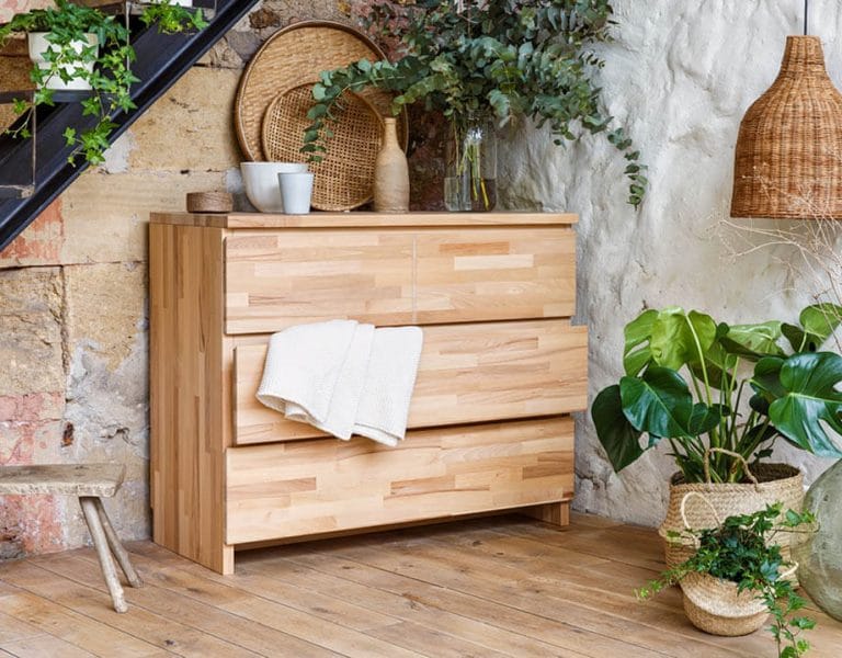 Kipli-Commode-bois-massif-avec-linge-et-plantes