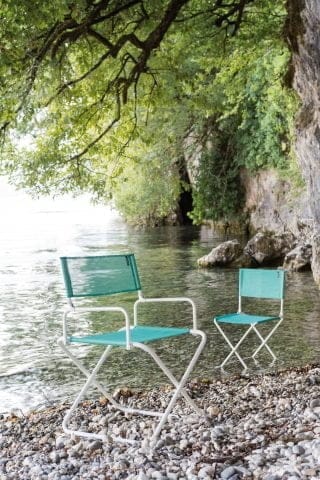 Les chaises et tabourets pliables et facilement transportables.