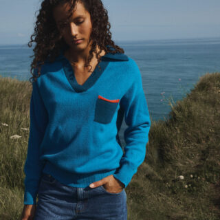mannequin posant avec le pull eglantine bleu en laine merinos