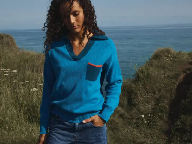mannequin posant avec le pull eglantine bleu en laine merinos