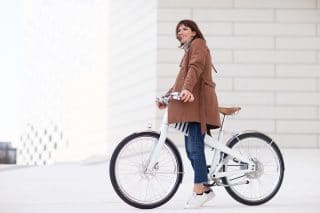 Le vélo haut de gamme, à assistance électrique, inspiré des bicyclettes d'antan