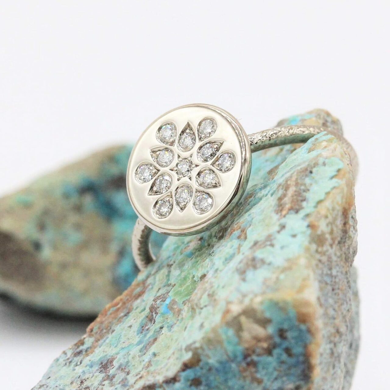 Paulette-a-bicyclette-bague-ronde-diamant