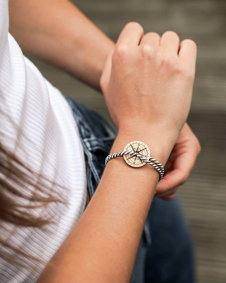 Le bracelet avec le médaillon la rose des vents par Le Vent à la Française