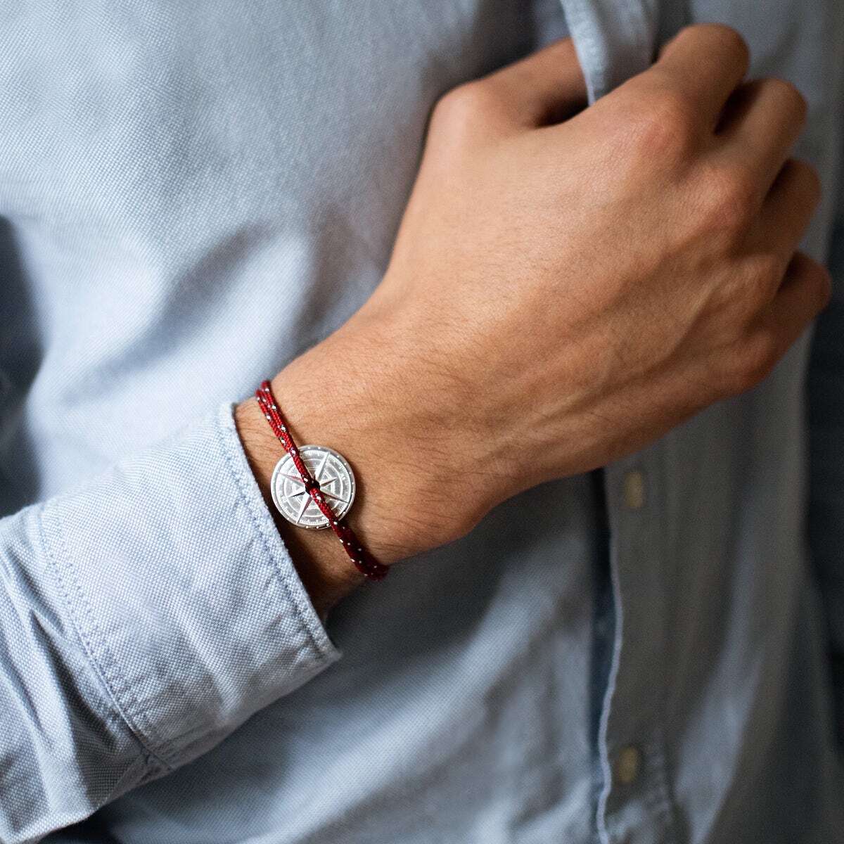 Le bracelet avec le médaillon la rose des vents par Le Vent à la Française