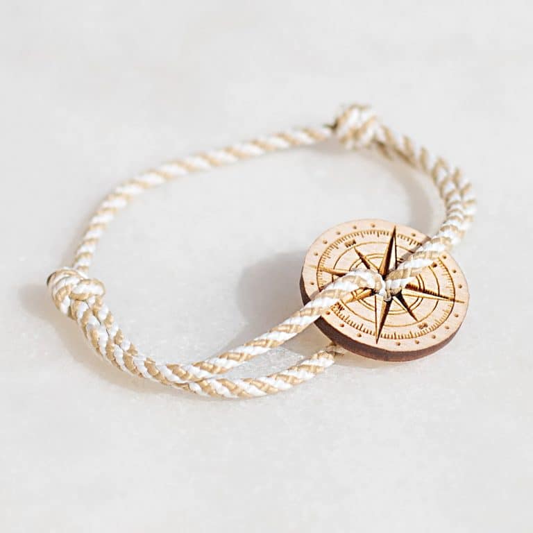 Le bracelet avec le médaillon la rose des vents par Le Vent à la Française