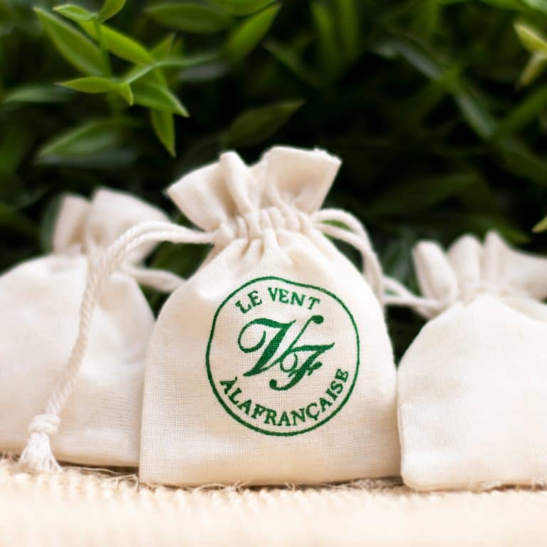 Le bracelet avec le médaillon la rose des vents par Le Vent à la Française