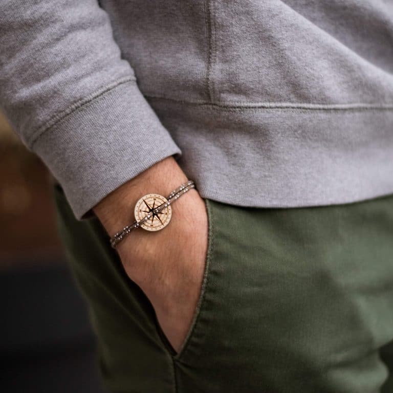 Le bracelet avec le médaillon la rose des vents par Le Vent à la Française