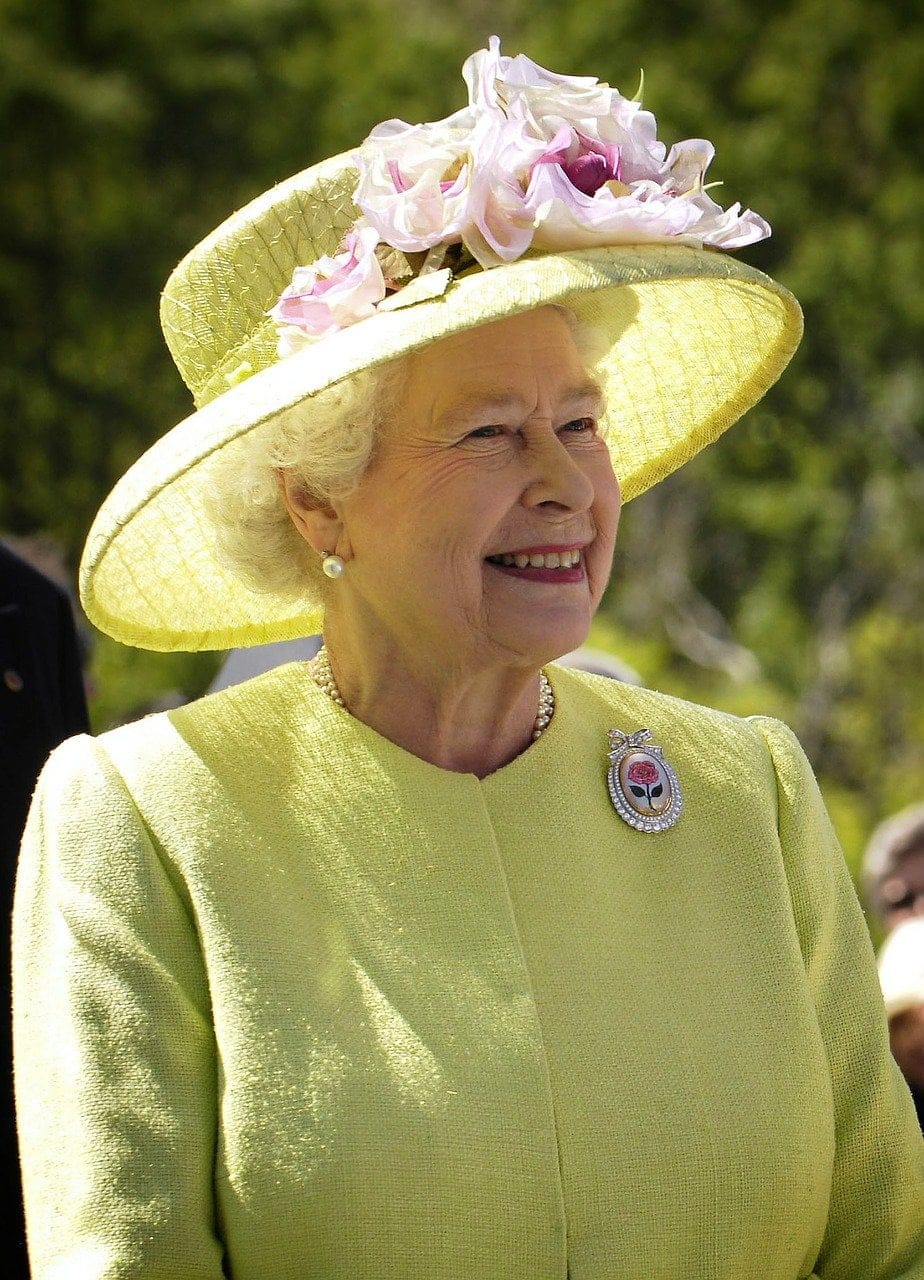 Reine Elisabeth II chapeau
