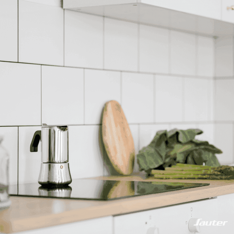 La table induction dans la cuisine Sauter