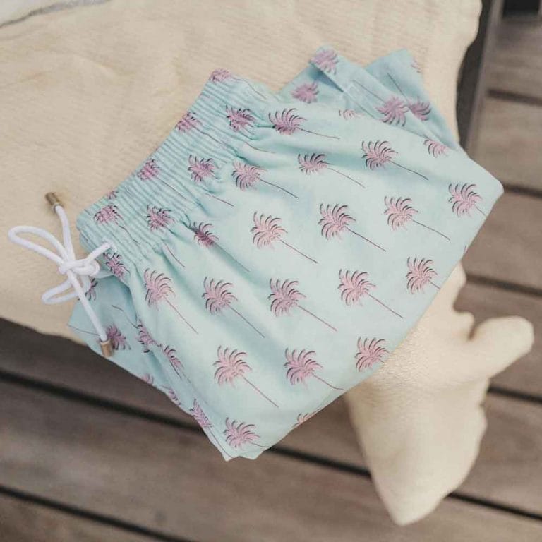 Le short de bain avec des palmiers rose Bayahibe