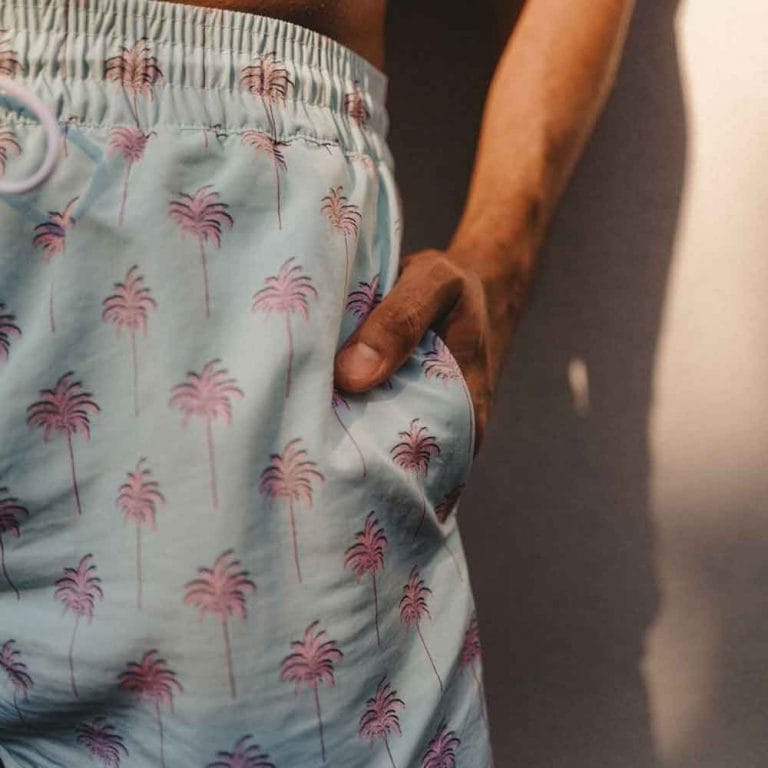 le short de bain avec des palmiers rose