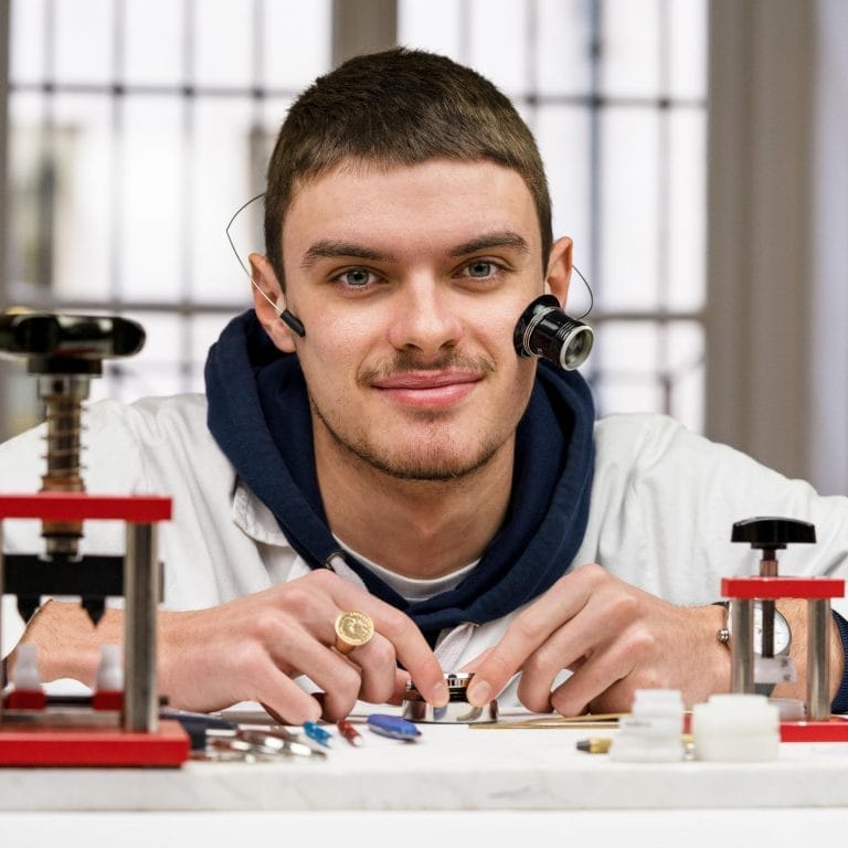 L'assemblage des montres dans l'atelier Charlie Paris