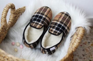 Charentaises traditionnelles écossais beige par la marque JULES & JENN JULES & JENN - Charentaises traditionnelles écossais beige