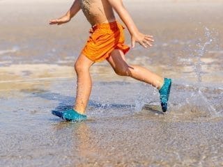 Les chaussons qui vont dans l'eau Les Pas Petits