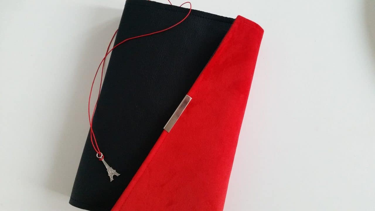 Le protège-livre rouge Surprizz Paris