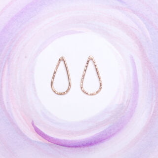 Boucles d’oreilles – Petites Gouttes d’or rose par la marque Céline Lareynie Joaillerie Éthique Céline Lareynie Joaillerie Éthique - Boucles d’oreilles – Petites Gouttes d’or rose