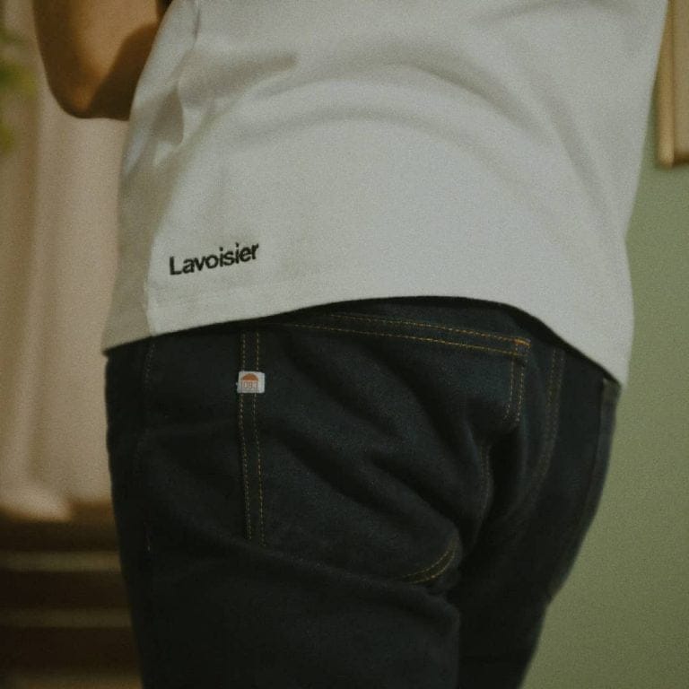 Le t-shirt blanc sur un jean