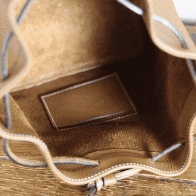 Le sac seau Luigi, vue intérieur, Le cuir est dans le pré
