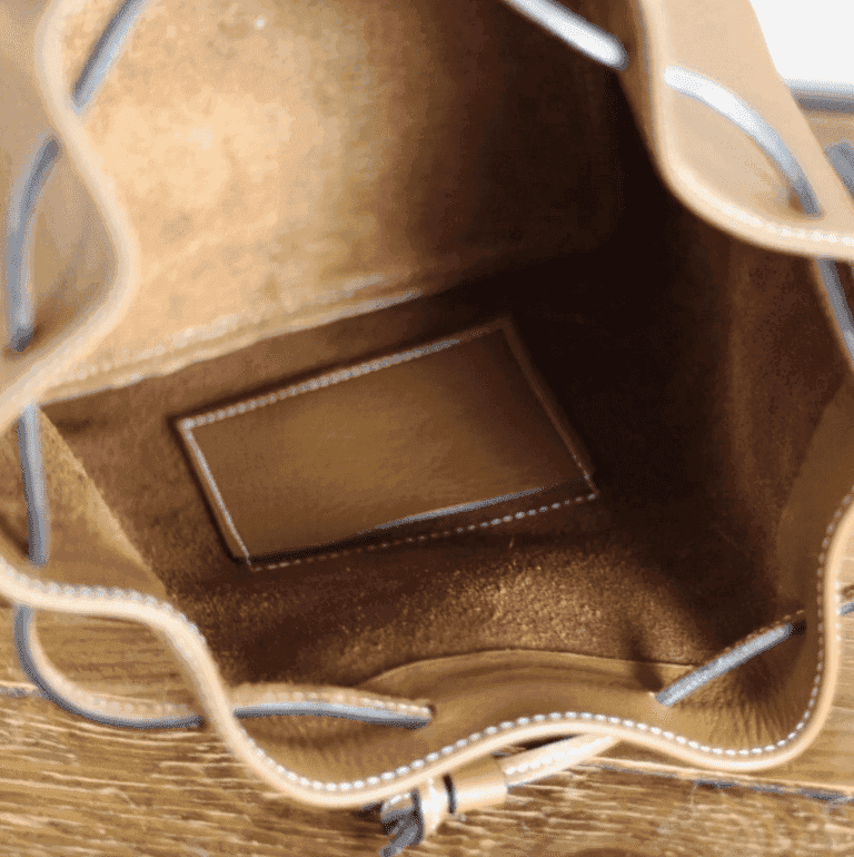 Le sac seau Luigi, vue intérieur, Le cuir est dans le pré