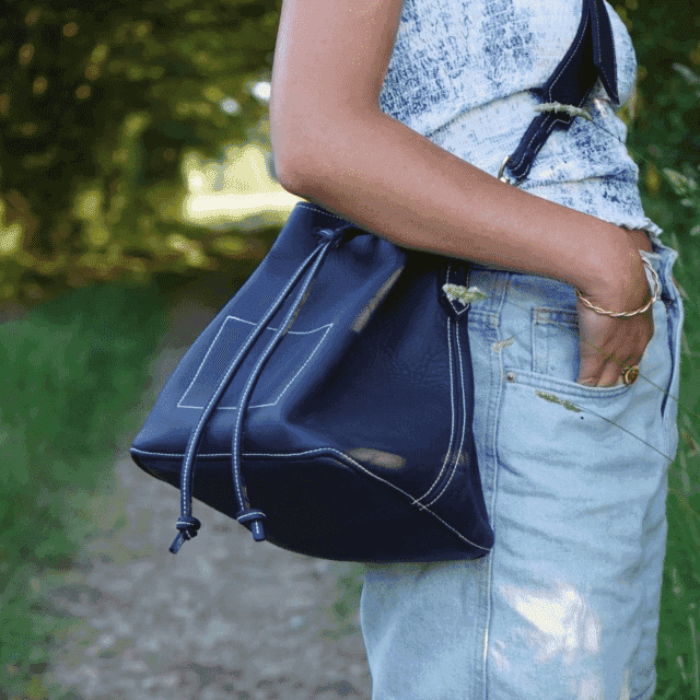 Le sac seau Luigi noir Le cuir est dans le pré