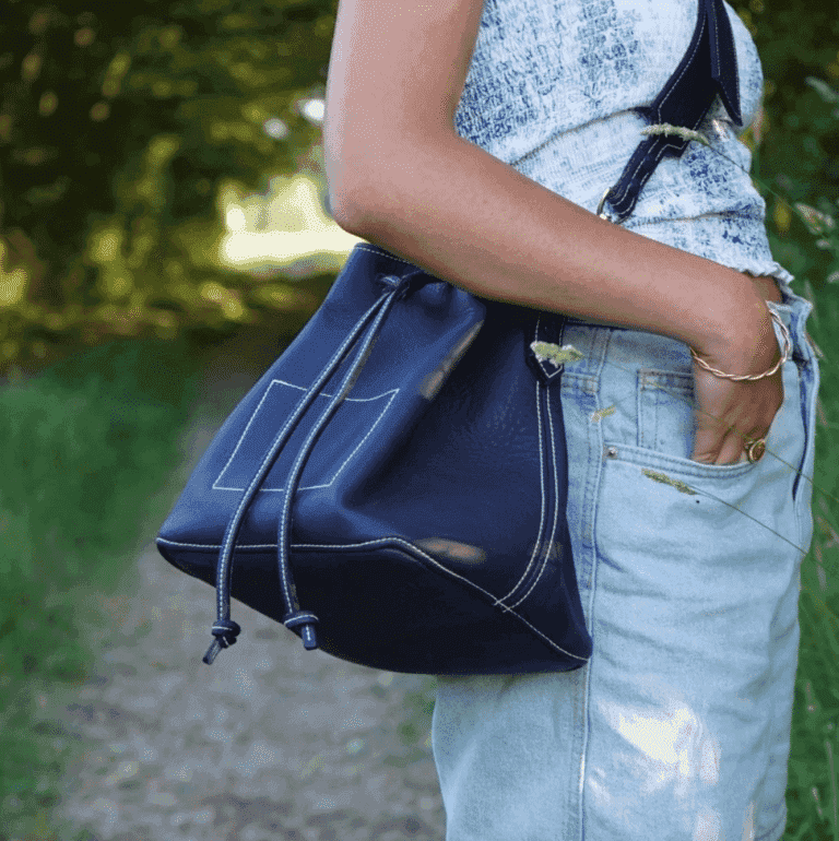 Le sac seau Luigi noir Le cuir est dans le pré