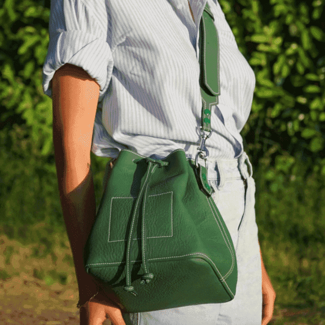 Le sac seau Luigi vert Le cuir est dans le pré