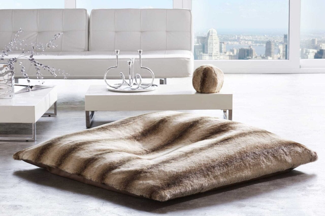 Le coussin de sol en fausse fourrure Evelyne Prelonge