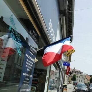 Boutique Altitude 750 Morteau - Vitrine & drapeau