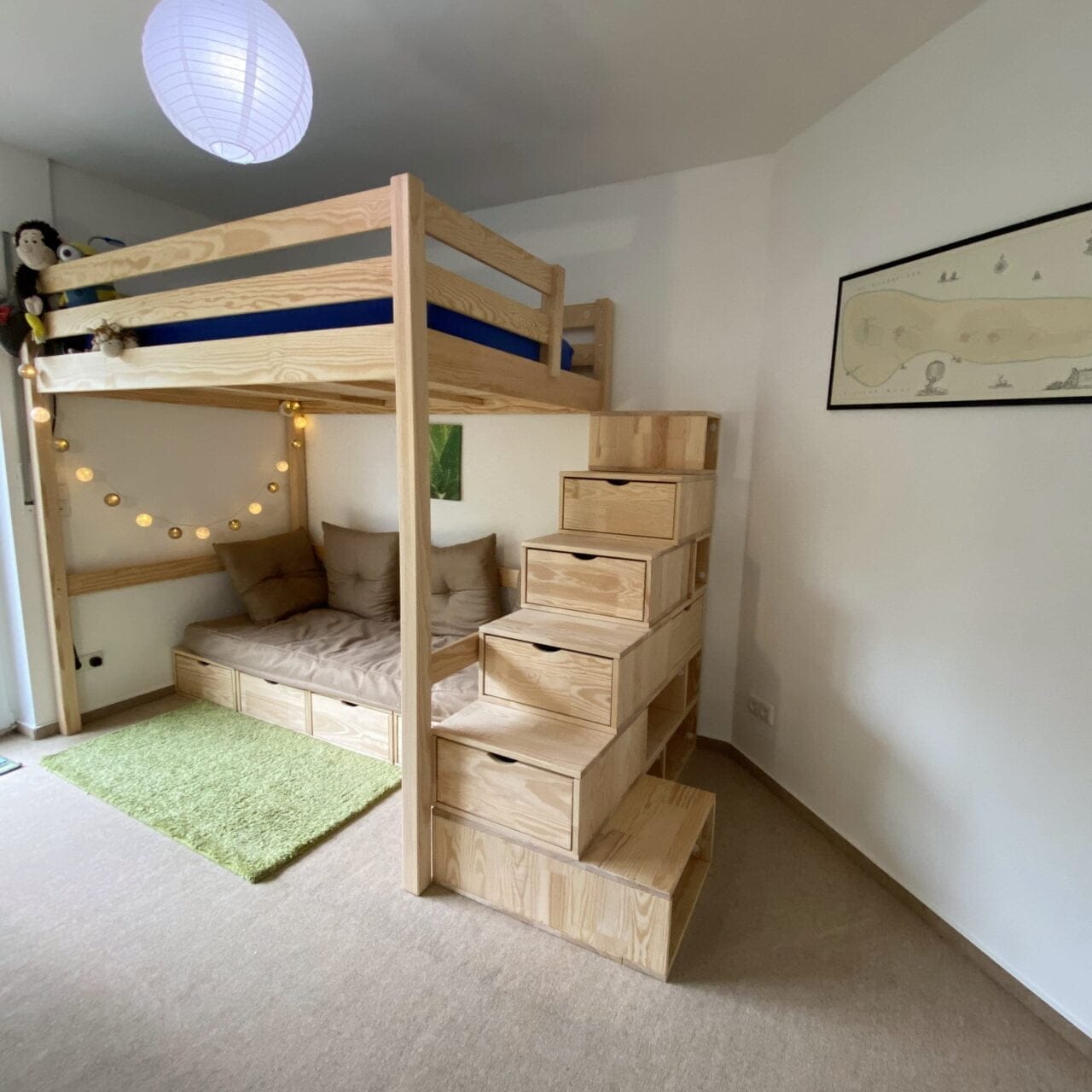 lit en hauteur et escalier de rangement