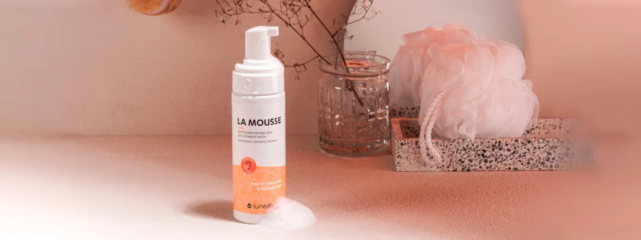 Luneale La Mousse nettoyant intime et cup menstruelle bio mise en sceneOK 1920x@2x La Mousse Luneale - nettoyant BIO 2en1 compatible avec votre cup menstruelle