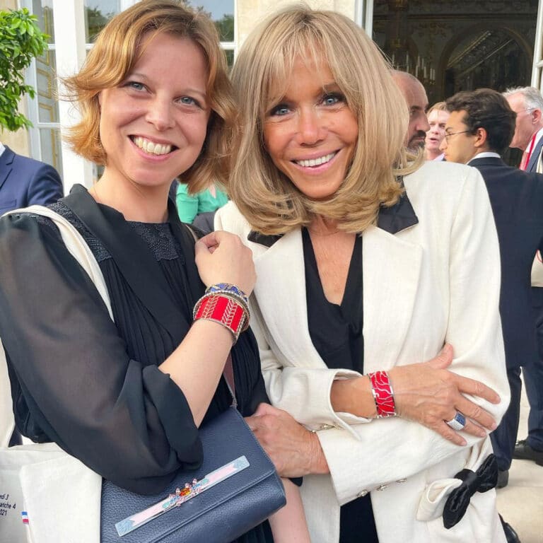 La manchette Les Georgettes portée par Brigitte Macron