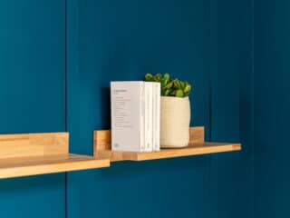 kipli etagere murale bois mur bleu Kipli - Étagère murale bois