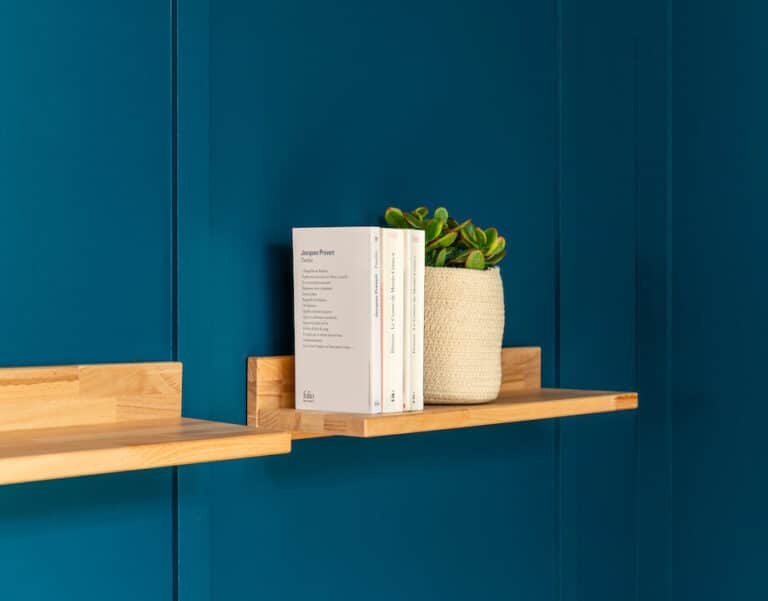 kipli etagere murale bois mur bleu Kipli - Étagère murale bois